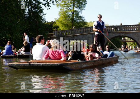 Promenades en barque sur la rivière cam, dans une région connue sous le nom de dos cambridge uk Banque D'Images