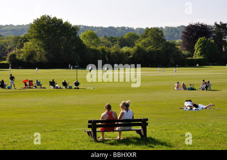 Match de cricket sur vert, Oxted, Surrey, Angleterre, Royaume-Uni Banque D'Images