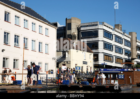 L'embauche de personnes plates sur la rivière cam, dans une région connue sous le nom de mill pond près de granta place cambridge uk Banque D'Images