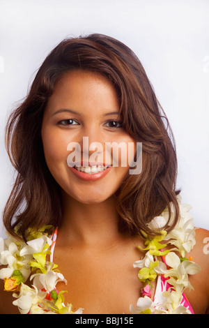 Portrait d'une petite fille avec une fleur hawaïenne lei Banque D'Images