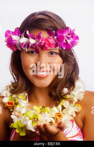 Portrait d'une petite fille avec une fleur hawaïenne lei Banque D'Images