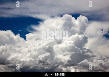 Cumulous blanc Puffy nuages contre un ciel bleu clair l'autoroute 50 Curecanti National Recreation Area Colorado USA Banque D'Images