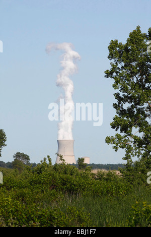 Cheminée d'une centrale nucléaire dans la nature verte contre le ciel bleu personne aucune vue de face dans l'Ohio USA photos photo US verticale haute résolution Banque D'Images