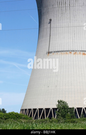 Cheminée d'une centrale nucléaire dans la nature verte Ohio OH Pictures images photos format vertical très haute résolution aux Etats-Unis US haute résolution Banque D'Images