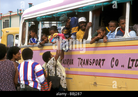 La gare routière de marché de Suva (Fidji) Banque D'Images