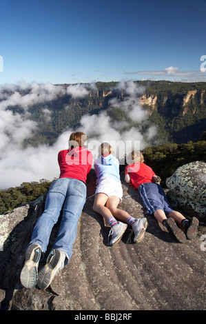 Vue depuis Kings Tableland plus de nuages dans la vallée Jamison Blue Mountains Australie Nouvelle Galles du Sud Banque D'Images