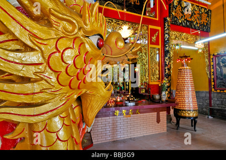 Dragon sculpté en bois sur piliers de bois, la Pagode Quan Am, Ho Chi Minh Ville, Saigon, Vietnam, Asie du sud-est Banque D'Images