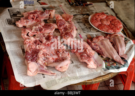 Tête de porc et de la langue mis en vente au journal sur des produits frais du marché dans le vieux quartier, Hanoi, Vietnam. Banque D'Images