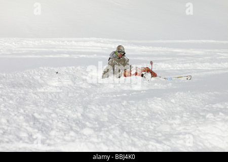 Skieur tombe dans la neige fraîche en hors-piste dans la station de ski de Les Deux Alpes, la Grande Galaxie Ski Area, les Alpes, France Banque D'Images