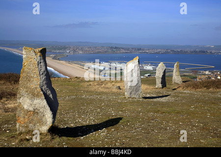 Henge moderne sur l'Île de Portland, avec vue sur la plage et le port de Portland Chesiil Banque D'Images