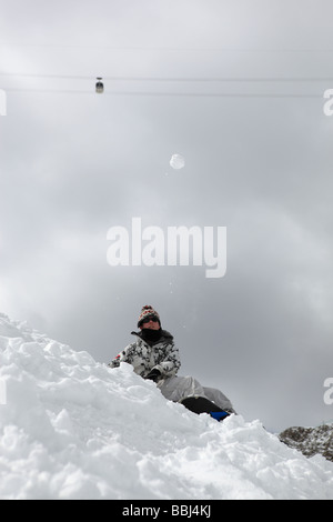 Snowboarder jette les boules de neige fraîche après dans la station de ski de Les Deux Alpes, une partie de la Grande Galaxie Ski Area, France Banque D'Images