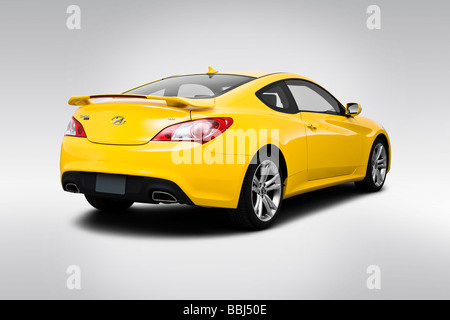 2010 Hyundai Genesis 3.8 Piste en vue d'angle arrière - Jaune Banque D'Images