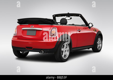 2009 Mini Cooper dans rouge - angle de vue arrière Banque D'Images