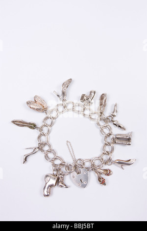 Bracelet en argent sterling charme vintage avec verrou en forme de coeur et la chaîne de sécurité chargés de petits charmes de chaussures Banque D'Images