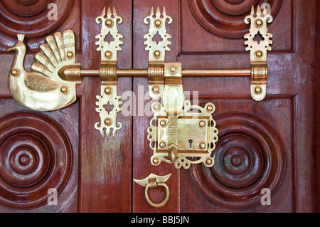 Laiton traditionnel ancien loquet et serrure sur les portes en bois, le Kerala Inde Banque D'Images