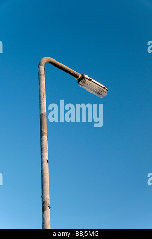 Lampe de rue pendant la journée contre le ciel bleu Banque D'Images