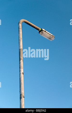 Lampe de rue pendant la journée contre le ciel bleu Banque D'Images