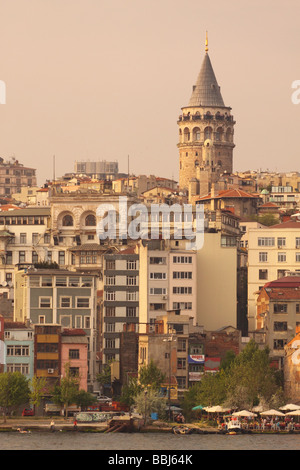Istanbul Turquie la tour de Galata et le quartier de Beyoglu waterfront Banque D'Images