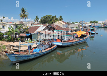Port de pêche, bateaux de pêche colorés, Doung Dong, mer, Phu Quoc, Vietnam, Asie Banque D'Images