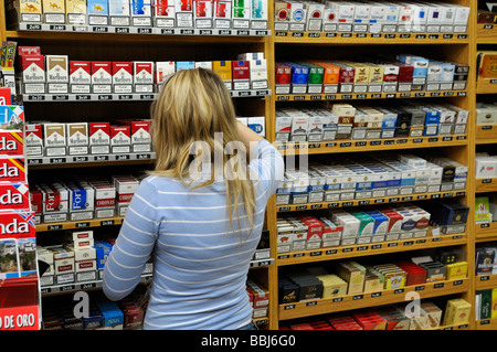 Femme derrière compteur dans les bureaux de tabac shop Espagne Banque D'Images