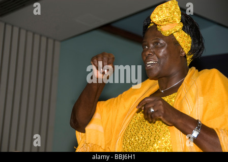 La lauréate du Prix Nobel de la Paix Wangari Maathai, environnementaliste et militant des droits de l'homme parlant à Amnesty UK 2 Mai Banque D'Images