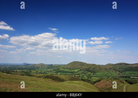 Une vue sur le Shropshire hills, y compris le Wrekin, le Lawley et de la CAER Caradoc, prises à partir de la longue Mynd Banque D'Images