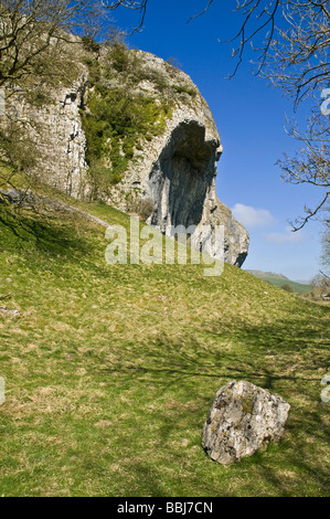 Dh Kilnsey Crag KILNSEY CRAG NORTH YORKSHIRE Wharfedale cliff crag Yorkshire Dales National Park Banque D'Images