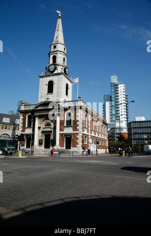 L'église St George Martyr et Tabard Square dans le quartier de développement, Londres, UK Banque D'Images