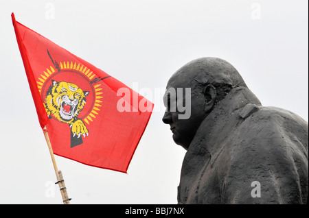 Tamil protester en place du Parlement, Londres. De brandir le drapeau des Tigres tamouls en face d'une statue de Winston Churchill. Juin 2009 Banque D'Images