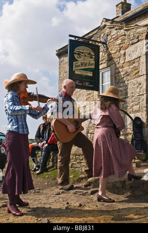 dh Tan Hill Inn TAN HILL NORTH YORKSHIRE musiciens jouant En dehors de pub Britain swaledale royaume-uni Fiddle traditions populaires musi chanteurs groupe de musique Banque D'Images