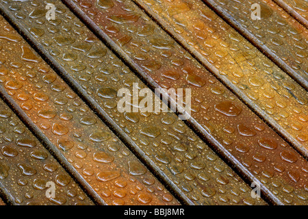 Planches en bois avec gouttes de pluie Banque D'Images