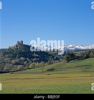 Château de Murol château et montagnes enneigées, Auvergne, France. Banque D'Images