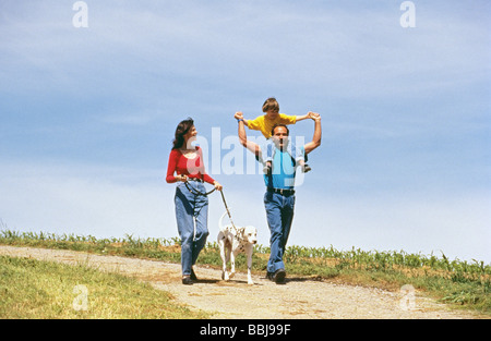 Famille avec chien Dalmatien - prendre une marche Banque D'Images