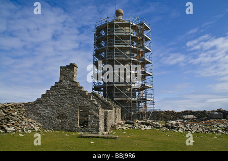 Dh Dennis Ness NORTH RONALDSAY ORKNEY vieux phare tour avec échafaudages et les gardiens de phares cottage Banque D'Images