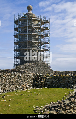 Dh Dennis Ness NORTH RONALDSAY ORKNEY ancien phare phare en pierre avec tour d'échafaudages Banque D'Images