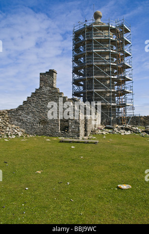 Dh Dennis Ness NORTH RONALDSAY ORKNEY vieux phare tour avec échafaudages et les gardiens de phares cottage Banque D'Images