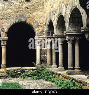 Cloître de l'abbaye bénédictine de Lavaudieu, fondée par Robert de Turlande, haute Loire. Auvergne Rhône Alpes. France Banque D'Images