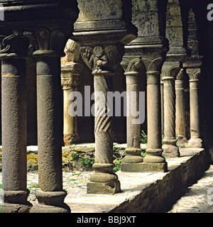 Cloître de l'abbaye bénédictine de Lavaudieu, fondée par Robert de Turlande, haute Loire. Auvergne Rhône Alpes. France Banque D'Images