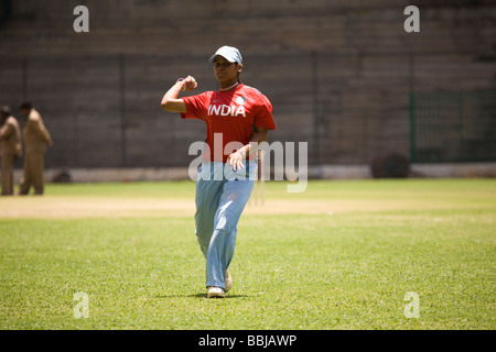 Membre de l'Indian women's cricket T20 squad pratiques pendant un match d'échauffement avant les 2009 T20 Coupe du Monde en Angleterre. Banque D'Images