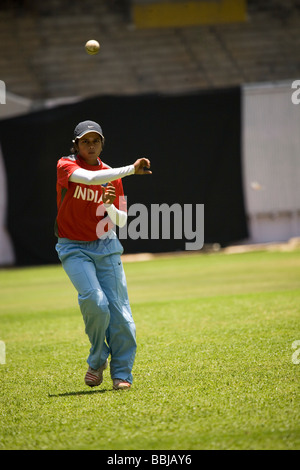 Membre de l'Indian women's cricket T20 squad pratiques pendant un match d'échauffement avant les 2009 T20 Coupe du Monde en Angleterre. Banque D'Images