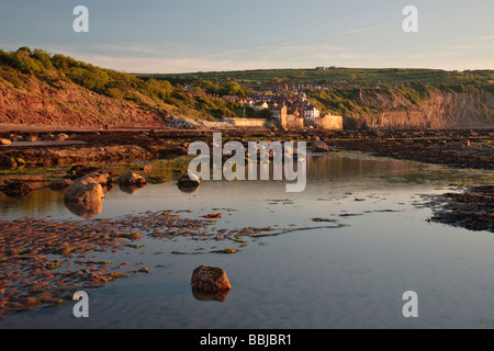 Lever du soleil à marée basse Robin Hood's Bay, North Yorkshire, England, UK Banque D'Images