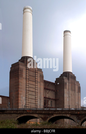 Battersea power station vue à partir de la rive nord de la Tamise avec ciel bleu et nuages. La vue du chemin de fer et deux cheminées 2 Banque D'Images