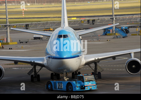 Boeing 747 400 Orlando étant tiré sur l'aéroport de Schiphol Amsterdam Pays-Bas Banque D'Images