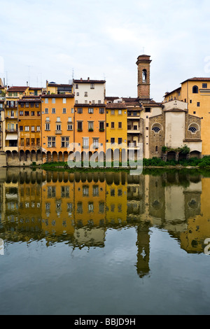 Vieilles maisons et l'église San Jacopo sopr'Arno à Florence, reflétée dans l'Arno Banque D'Images