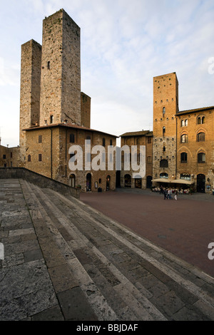 Tours médiévales à Piazza delle Erbe, San Gimignano, Toscane, Italie Banque D'Images