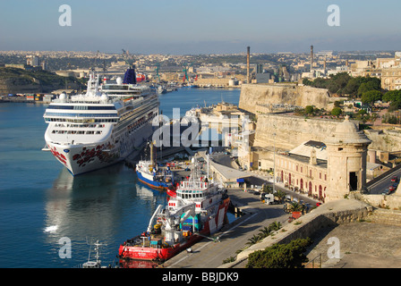 Malte. Un bateau de croisière dans le Grand Port, vue de la partie supérieure des jardins Barrakka à La Valette. L'année 2009. Banque D'Images