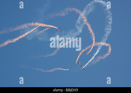 Le Régiment de parachutistes en chute libre l'ÉQUIPELE Conseil des Diables Rouges L'équipe de démonstration de parachutisme air show de Southend essex england uk europe Banque D'Images