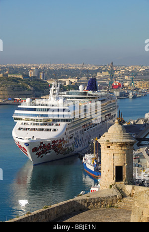 Malte. Un bateau de croisière dans le Grand Port, vue de la partie supérieure des jardins Barrakka à La Valette. L'année 2009. Banque D'Images