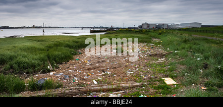 Les déchets plastiques rejetés sur l'estran d'Essex de la Tamise. Banque D'Images