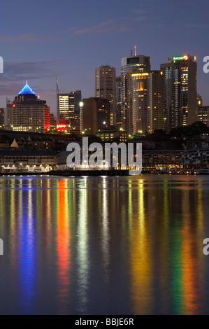 Sydney CBD reflète dans le port de Sydney Sydney New South Wales Australie Banque D'Images